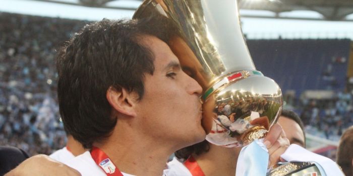 Cristian Ledesma bacia la Coppa Italia 2013