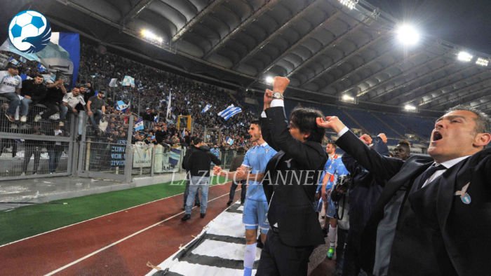 Il tecnico della Lazio e il suo vice Farris esultano sotto la Curva Nord dopo la conquista della finale di Coppa Italia