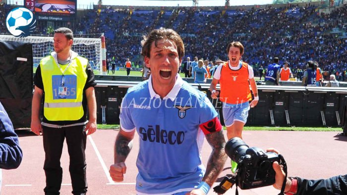 Lucas Biglia esulta dopo la vittoria del derby Roma Lazio