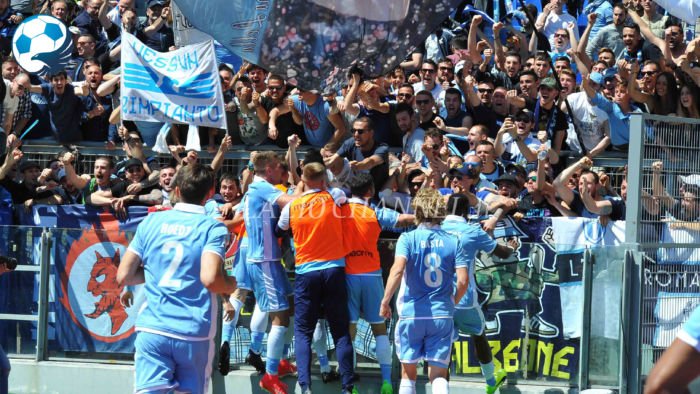 I giocatori della Lazio esultano sotto la curva Nord al derby