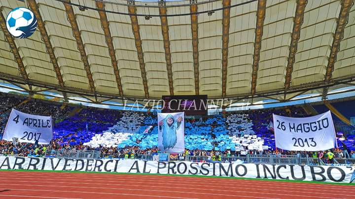 Lo striscione Arrivederci al prossimo incubo della Curva Nord al derby Roma Lazio