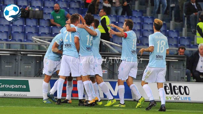 La Lazio esulta dopo il gol di de Vrij al Napoli