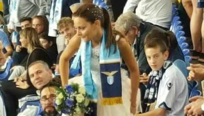 Una sposa con la sciarpa della Lazio durante la gara col Sassuolo