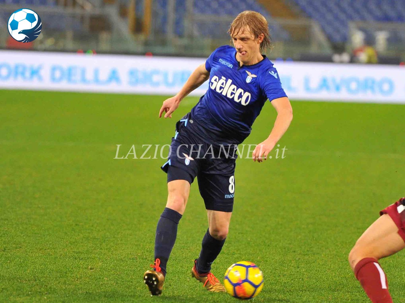 Dusan Basta in azione con la terza maglia della Lazio