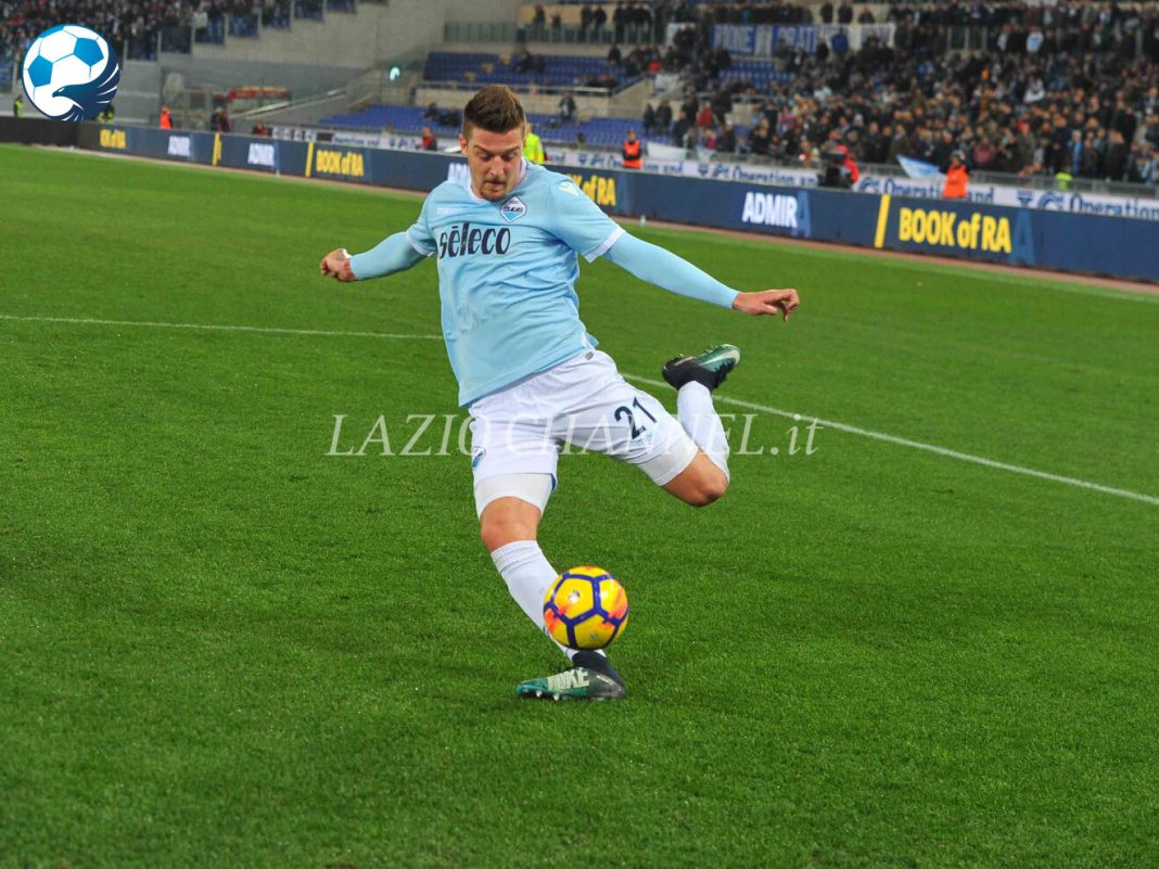 Sergej Milinkovic-Savic centrocampista della Lazio calcia la palla