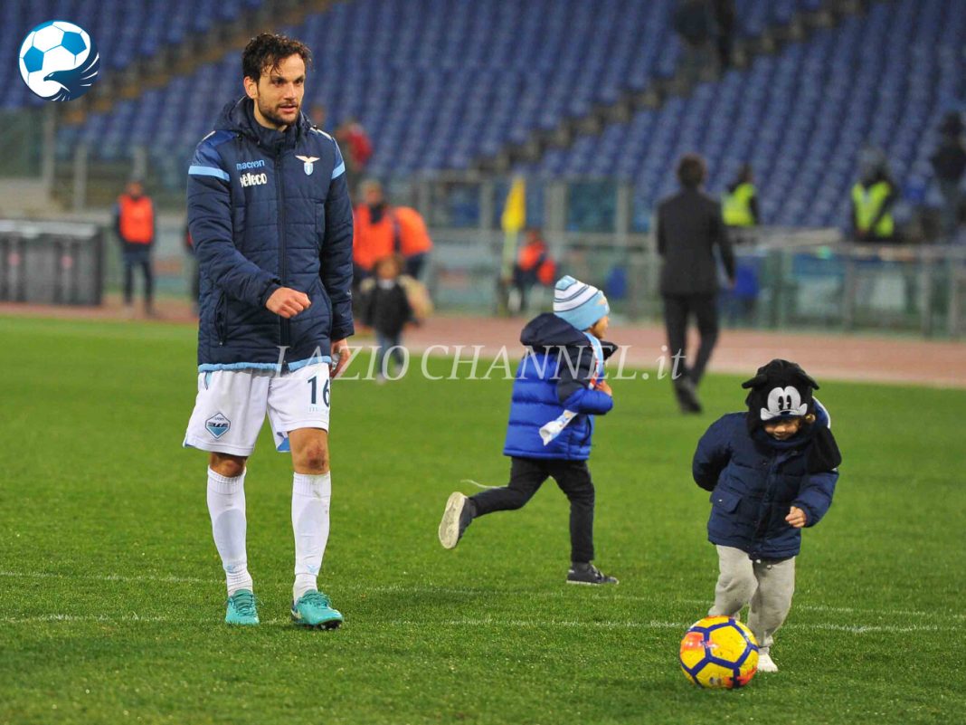 Marco Parolo centrocampista della Lazio gioca coi figli a fine partita