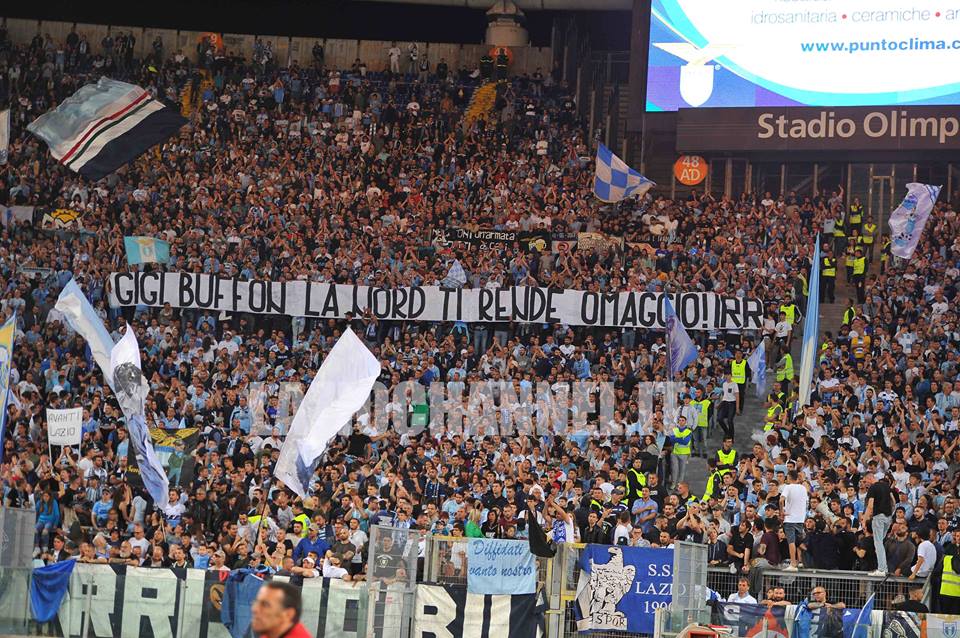 I tifosi della Curva Nord Lazio salutano Buffon