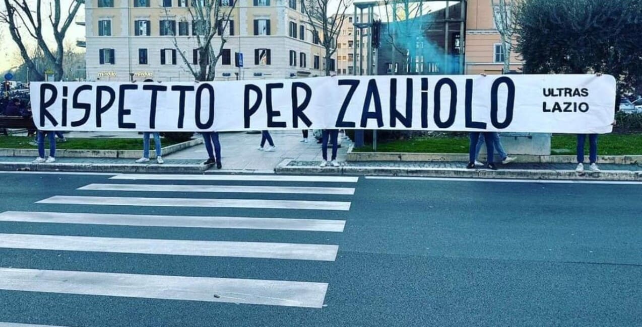 Lo striscione ironico degli Ultras Lazio per Zaniolo